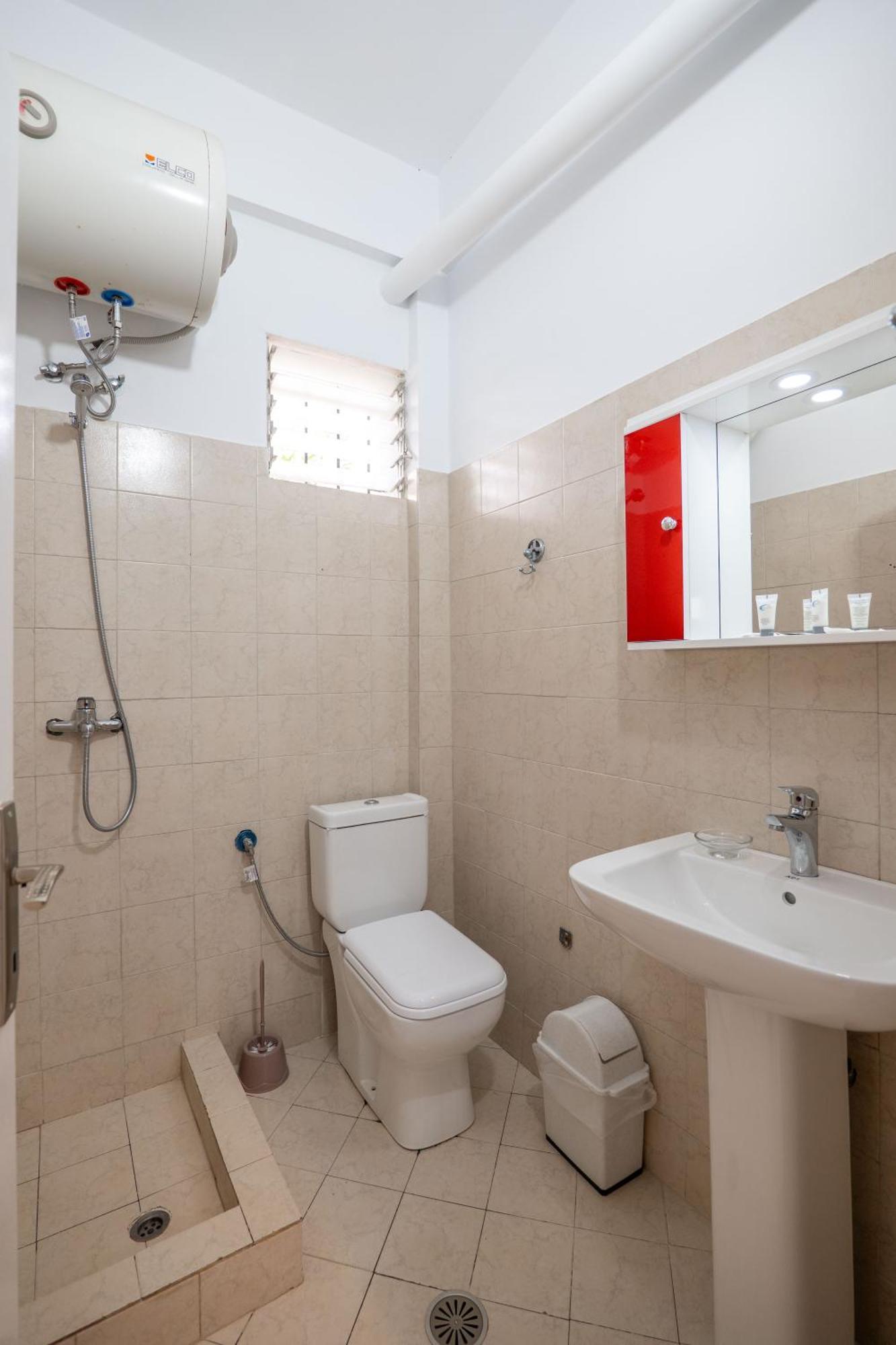 Hoteleks Inn & Suites Sarande Bagian luar foto