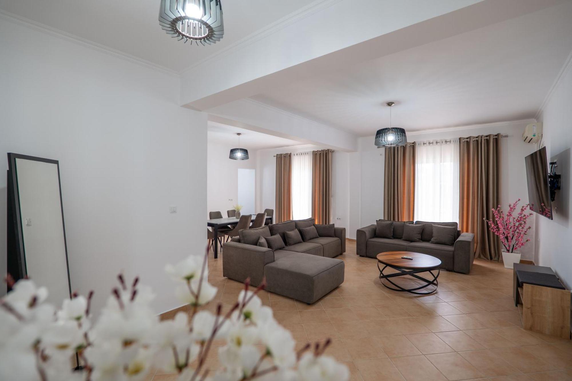 Hoteleks Inn & Suites Sarande Bagian luar foto