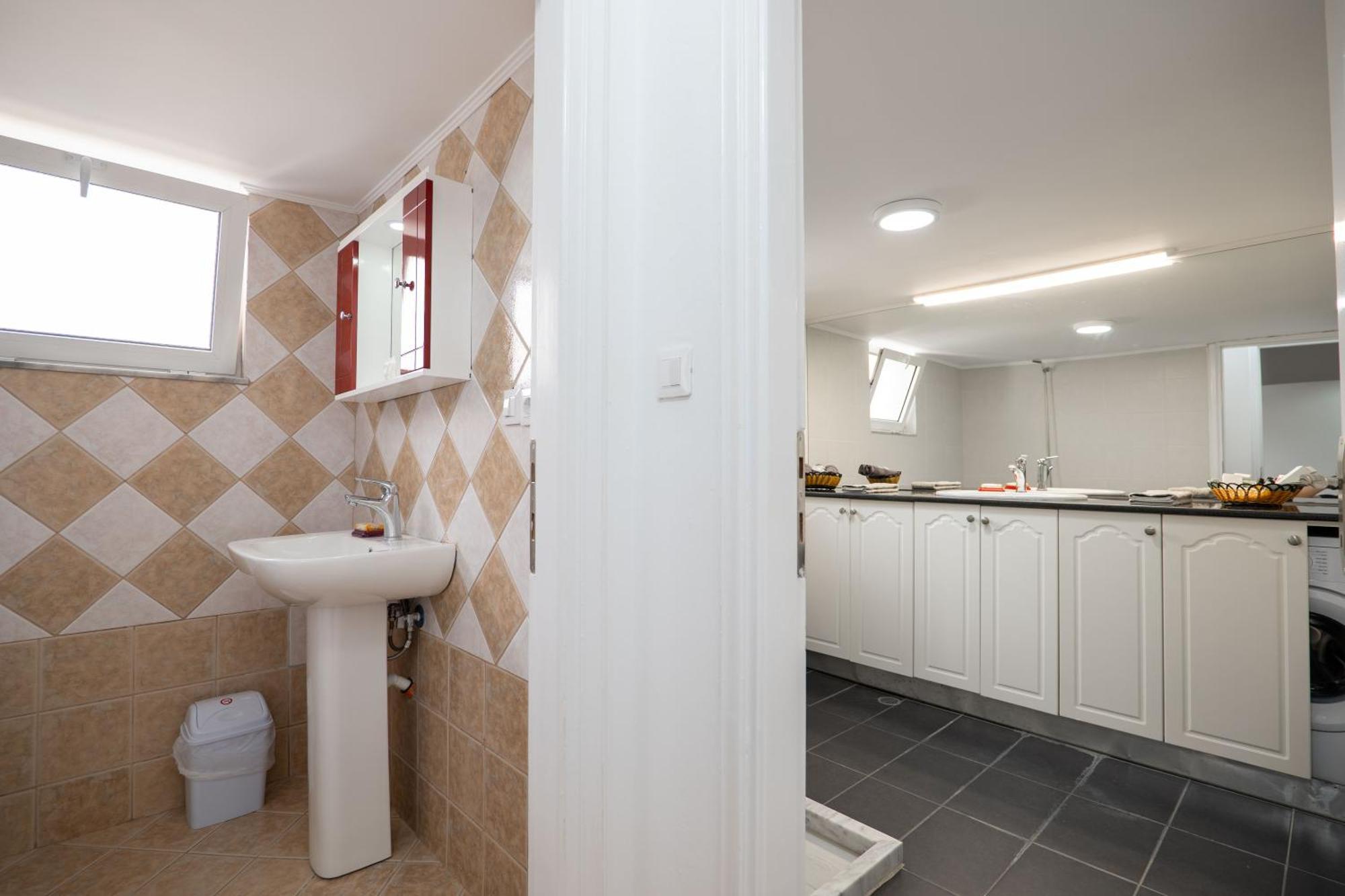 Hoteleks Inn & Suites Sarande Bagian luar foto