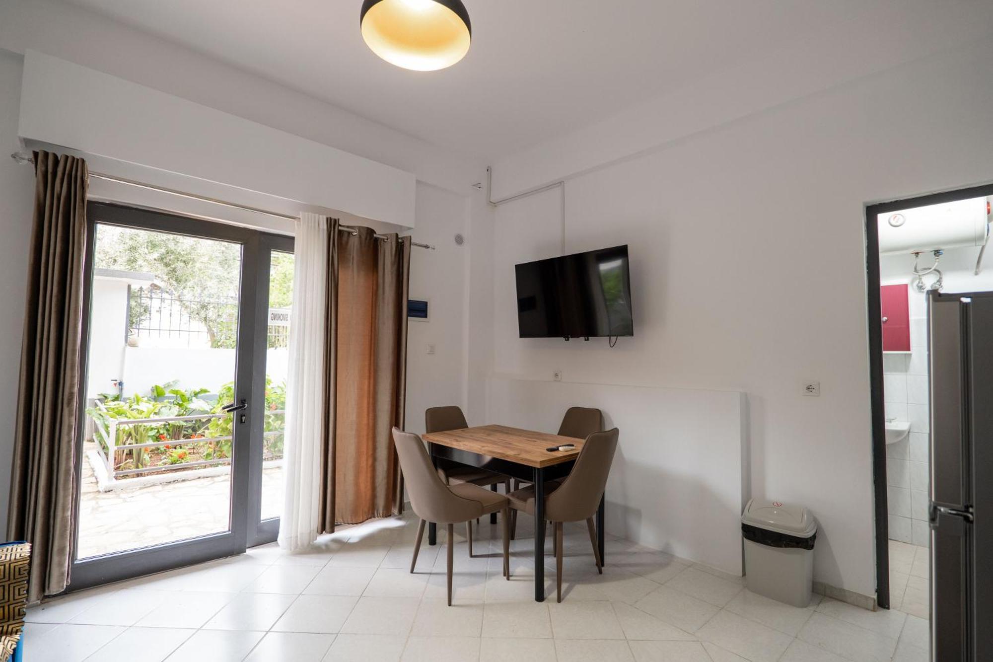 Hoteleks Inn & Suites Sarande Bagian luar foto