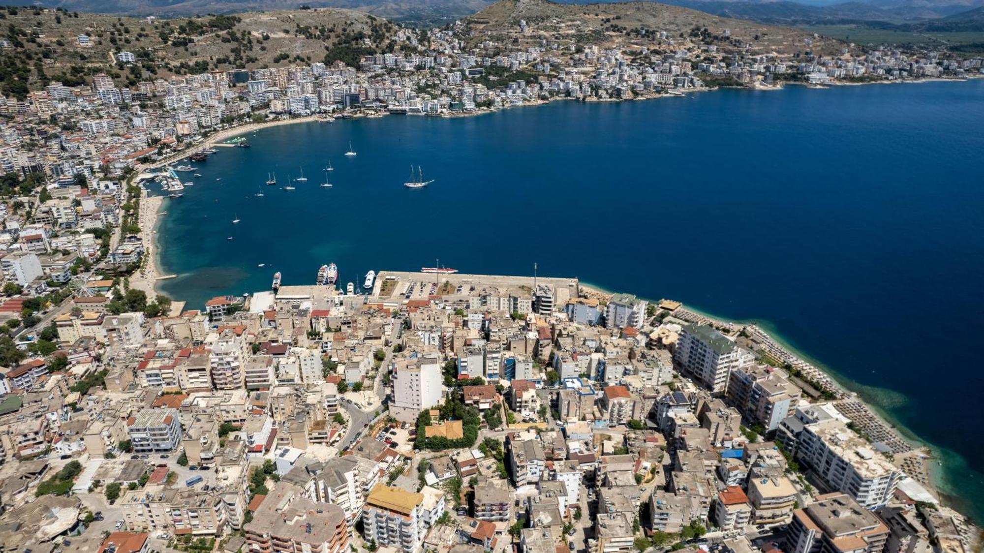 Hoteleks Inn & Suites Sarande Bagian luar foto